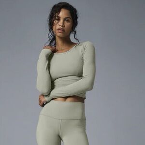 Alo Yoga Gather Long Sleeve size Medium in Limestone